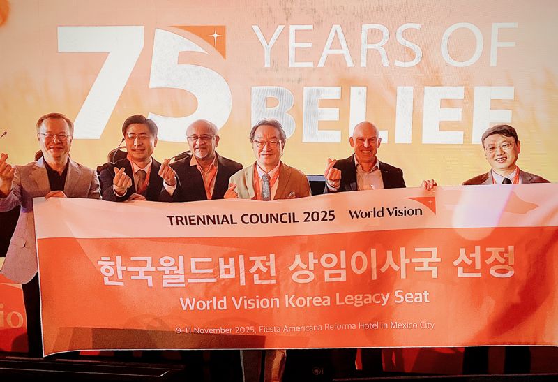 지난 11일(현지시간) 멕시코에서 열린 국제월드비전 총회에서 한국월드비전이 상임이사국으로 선정된 후 기념촬영을 하고 있다. 왼쪽부터 김승욱 한국월드비전 이사, 박노훈 한국월드비전 이사장, 이반 사탸브라타(Ivan Satyavrata) 국제월드비전 이사장, 조명환 한국월드비전 회장, 앤드류 몰리(Andrew Morley) 국제월드비전 총재, 김진백 한국·국제월드비전 이사. 월드비전 제공