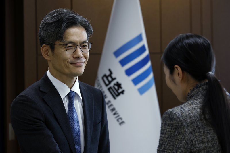 박철우 신임 서울중앙지검장이 21일 오전 서울 서초구 서울중앙지방검찰청에서 열린 제66대 서울중앙지방검찰청 토토 바카라 취임식에서 직원들과 인사를 나누고 있다. 2025.11.21/뉴스1 ⓒ News1 박정호 기자