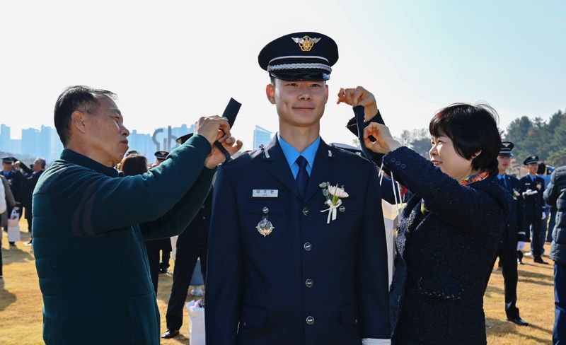 공군은 24일 공군교육사령부 대연병장에서 제155기 학사사관후보생 임관식을 거행했다. 사진은 가족들이 신임소위에게 계급장을 달아주고 있는 모습. 공군 제공