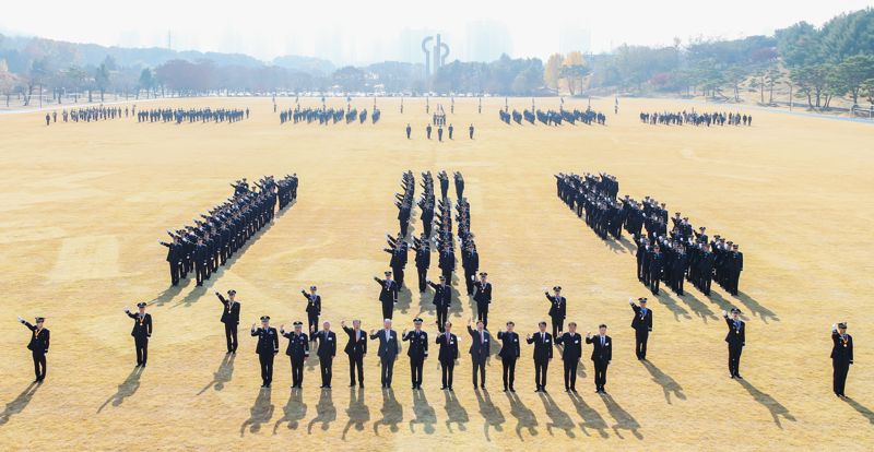 공군은 24일 공군교육사령부 대연병장에서 제155기 학사사관후보생 임관식을 거행했다. 사진은 기수를 사진하는 숫자 대열을 맞춰 기념촬영하고 있는 신임 소위들과 임관식 주요 참석자들. 공군 제공