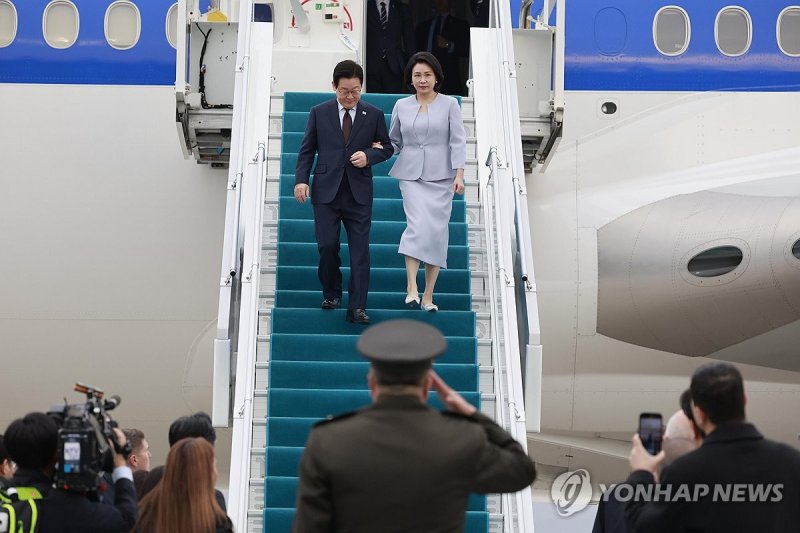 튀르키예 도착한 이재명 대통령 부부 (출처=연합뉴스)