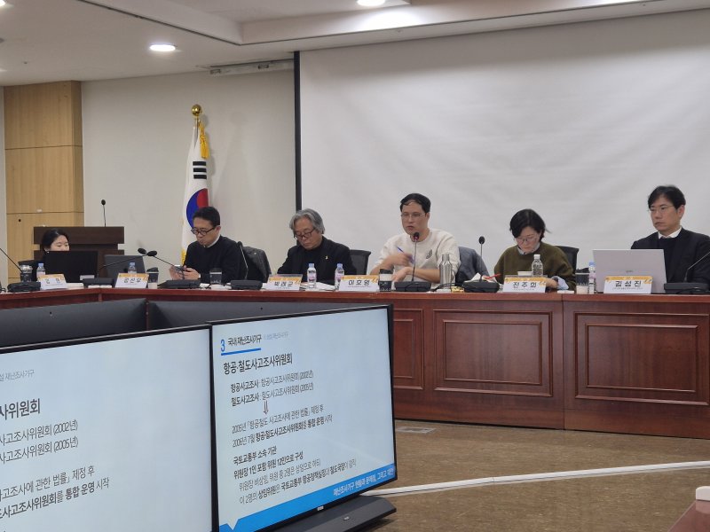 [서울=뉴시스] 이명동 기자 = 이호영(오른쪽 세번째) 전 사회적참사특별조사위원회 보좌관이 24일 오전 서울 영등포구 국회의원회권 제8간담회실에서 열린 중대재해 조사기구 설치의 필요성과 과제 토론회에 참석해 발언하고 있다. 이날 행사는 4·16세월호참사가족협의회, 4월16일의약속국민연대(4·16연대), 4·16재단, 더불어민주당 세월호특별위원회의 공동주최로 개최됐다. 2025.11.24. ddingdong@newsis.com