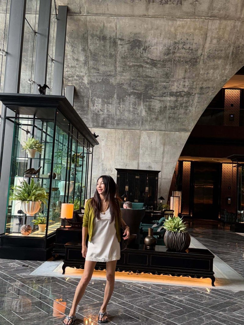 황신혜, 미니 원피스로 뽐낸 명품 각선미…62세 도저히 안 믿기는 동안 미모까지