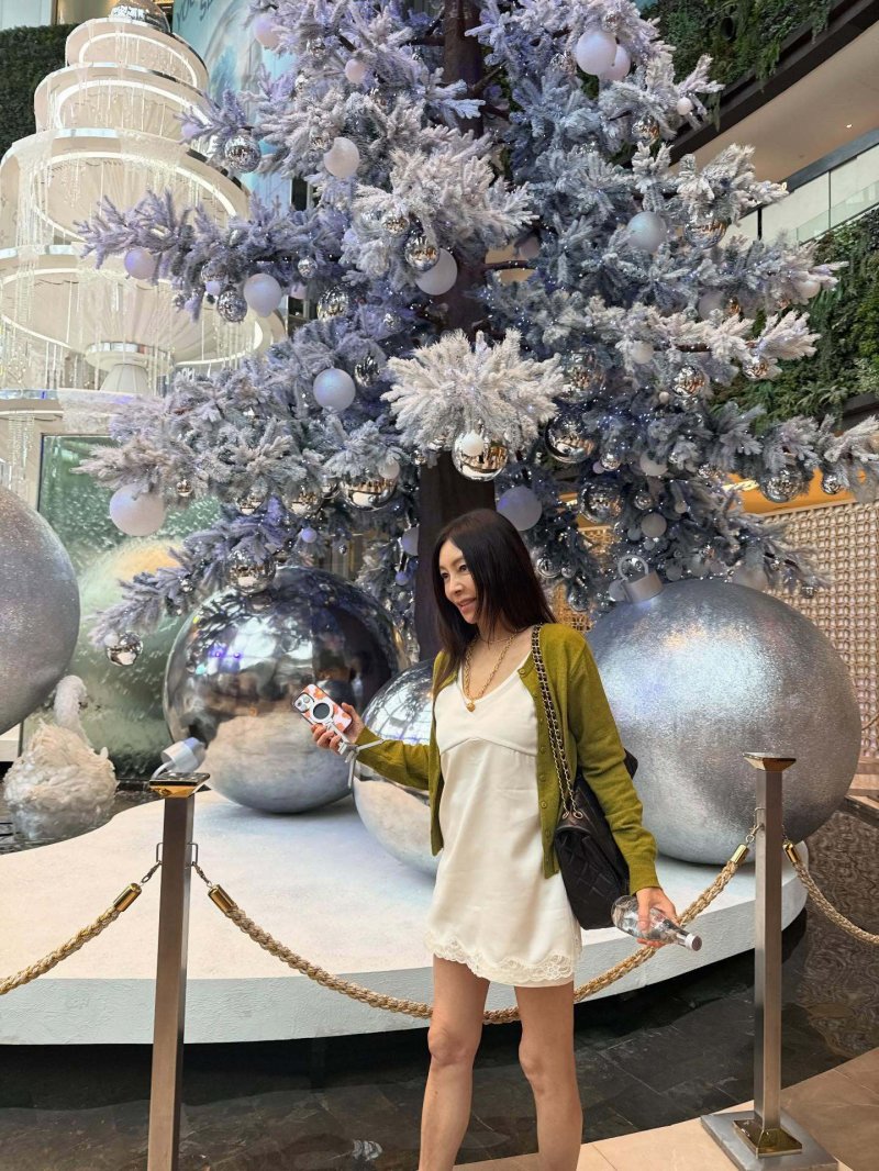 황신혜, 미니 원피스로 뽐낸 명품 각선미…62세 도저히 안 믿기는 동안 미모까지