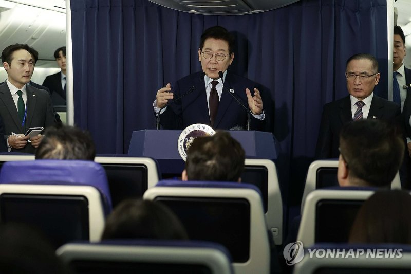 이재명 대통령, 공군 1호기 기자간담회 (출처=연합뉴스)