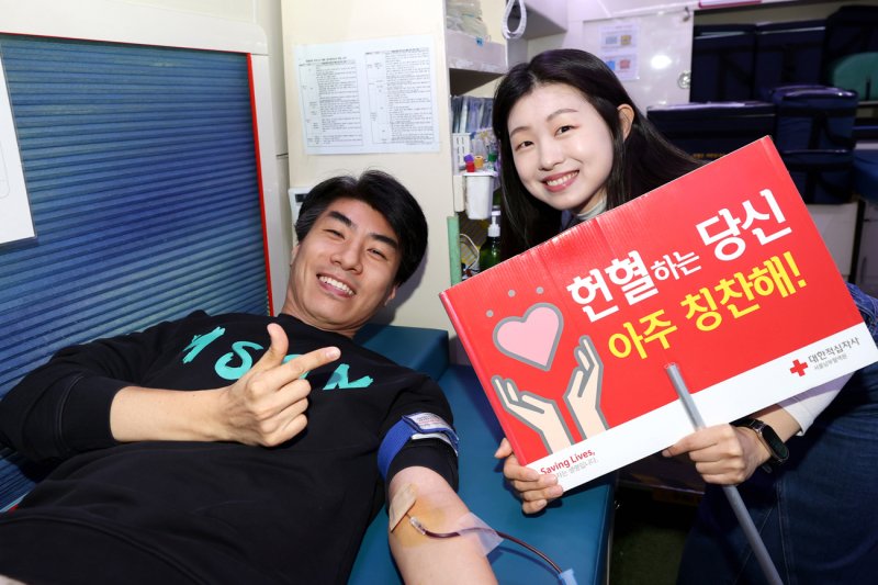 대우건설 직원이 헌혈캠페인에 참가하고 있다. 대우건설 제공