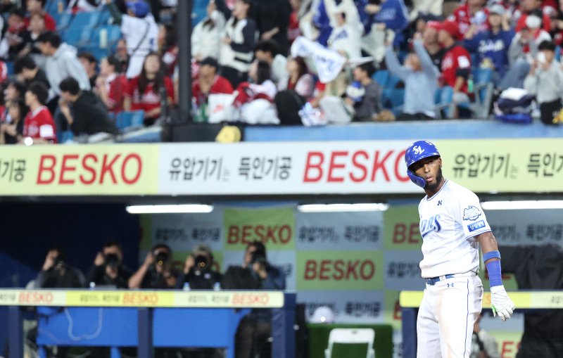 [대구=뉴시스] 이무열 기자 = 14일 대구 수성구 삼성라이온즈파크에서 열린 2025 신한 SOL 뱅크 KBO 포스트시즌 준플레이오프 4차전 SSG 랜더스와 삼성 라이온즈의 경기, 8회말 2사 주자 1루 상황에서 삼성 디아즈가 역전 투런 홈런을 친 뒤 세리머니를 하고 있다. 2025.10.14. lmy@newsis.com