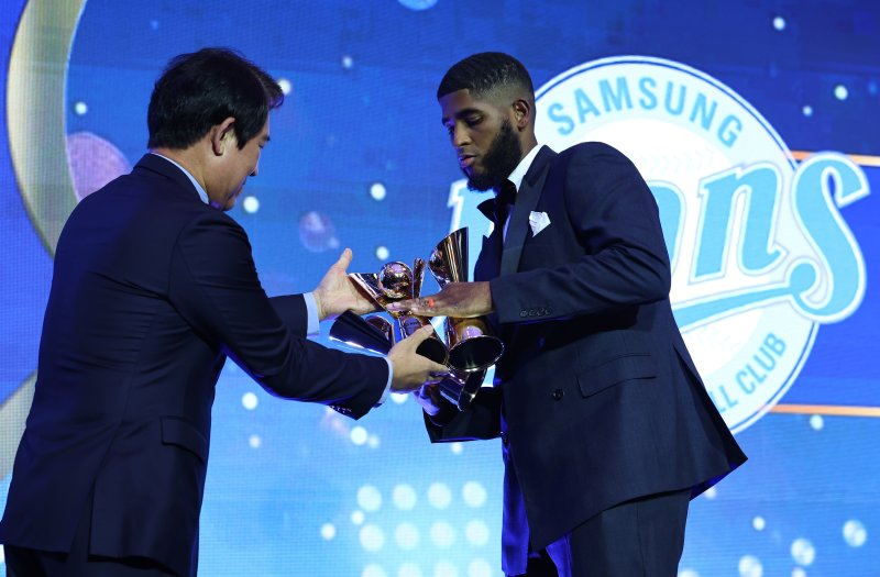 [서울=뉴시스] 최진석 기자 = 삼성 디아즈가 24일 서울 송파구 롯데호텔 월드에서 열린 '2025 KBO 리그 시상식'에서 KBO 타자부문 홈런, 타점, 장타율상을 수상하고 있다. 2025.11.24. myjs@newsis.com