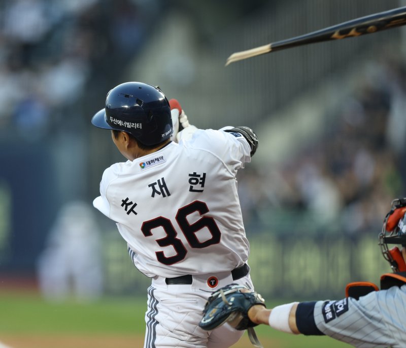 [서울=뉴시스] 고범준 기자 = 8일 서울 송파구 잠실야구장에서 열린 2025 KBO리그 한화 이글스와 두산 베어스의 경기, 1회말 무사 2루 두산 추재현이 타격 중 배트가 부러지고 있다. 2025.04.08. bjko@newsis.com