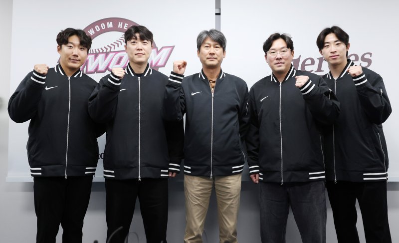 [서울=뉴시스] 김진아 기자 = 설종진(가운데) 키움 히어로즈 감독이 24일 서울 고척스카이돔에서 키움 2차 드래프트 지명 선수인 추재현, 박진형, 안치홍, 배동현과 인사를 나눈 뒤 기념촬영을 하고 있다. 2025.11.24. bluesoda@newsis.com