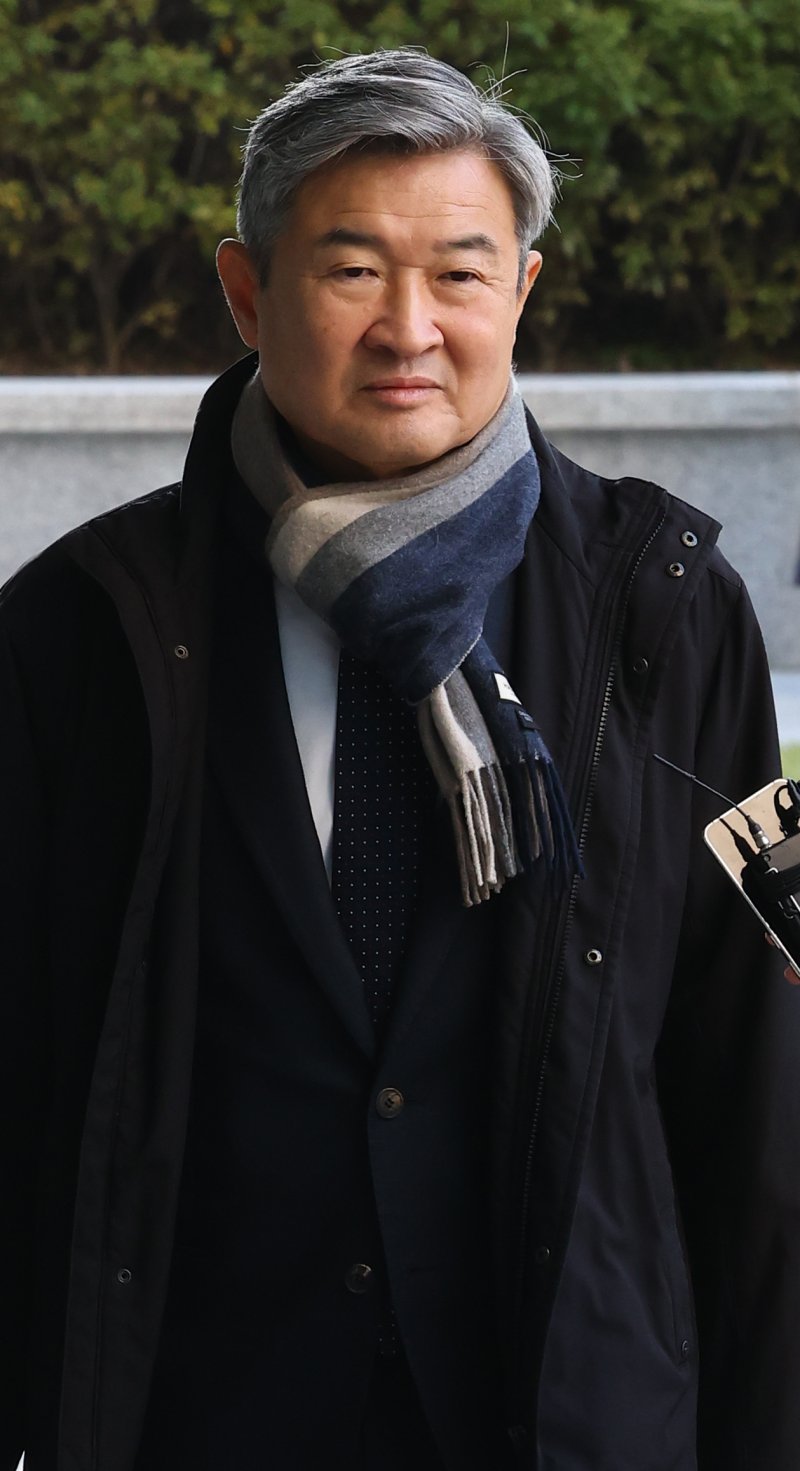 [서울=뉴시스] 박주성 기자 = 조태용 전 국정라이트닝 바카라 사이트이 4일 서울 서초구 서울고검에 마련된 12·3 비상계엄 관련 내란·외환 의혹을 수사 중인 내란 특별검사팀(특별검사 조은석) 사무실에 피의자 신분으로 출석하고 있다. 2025.11.04. park7691@newsis.com