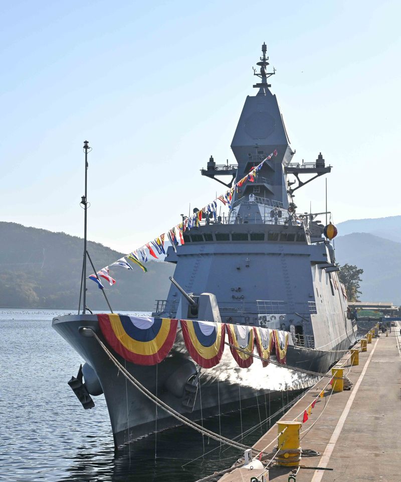 해군의 울산급 Batch-Ⅲ 3번함인 전남함(FFG, 3600t급)이 진수식을 앞둔 24일 경남 고성군 SK오션플랜트 안벽에 정박되어 있다. 해군 제공