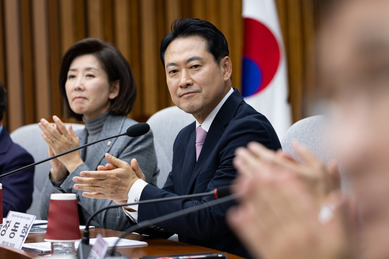 장동혁 국민의힘 대표가 지난 24일 서울 여의도 국회에서 열린 정책위원회·법사위원회 주최 대장동 범죄수익 환수 특별법 제정을 위한 긴급 토론회에서 손뼉을 치고 있다. 2025.11.24/뉴스1 ⓒ News1 유승관 기자