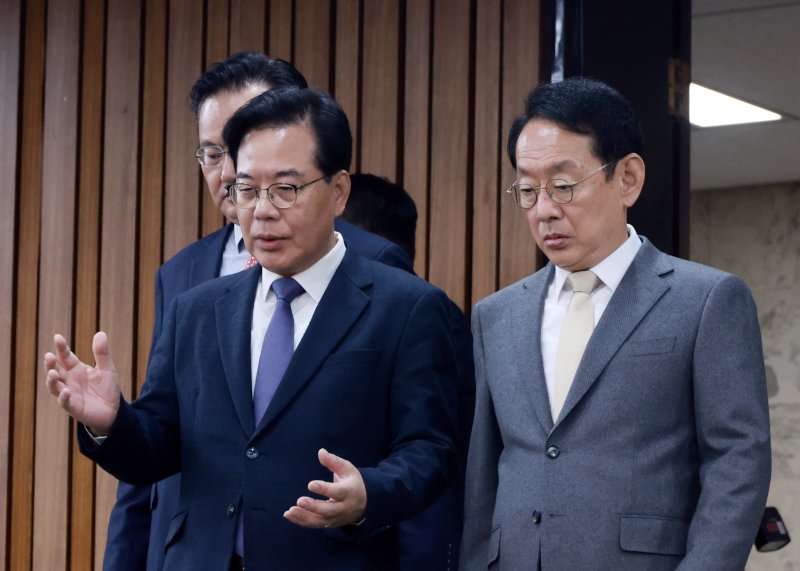 송언석 바카라 용어의힘 원내대표 등 원내지도부가 25일 서울 여의도 국회에서 열린 원내대책회의에 참석하고 있다. 뉴시스