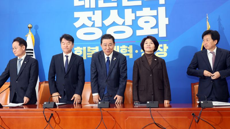 에볼루션 바카라사이트 더불어민주당 원내대표가 25일 국회에서 열린 원내대책회의에서 인사하고 있다. 사진=서동일 기자