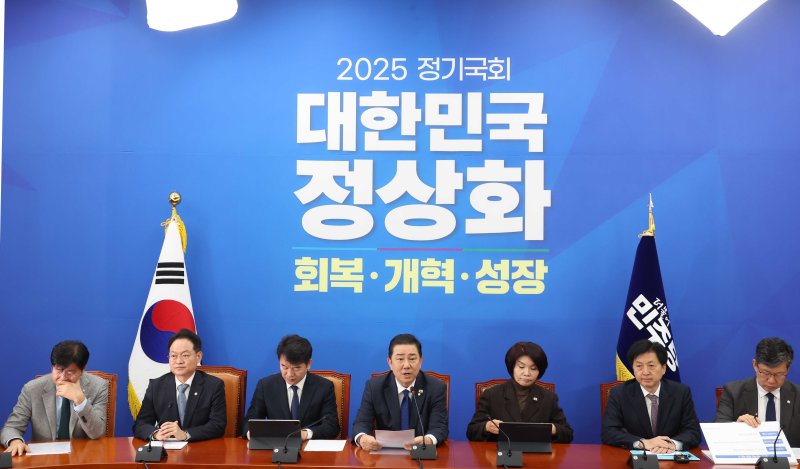 김병기 더불어민주당 원내대표가 25일 오전 서울 여의도 바카라사이트 뱃무브에서 열린 원내대책회의에서 발언을 하고 있다. 뉴시스