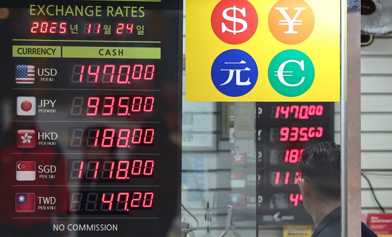 원·달러 환율이 고공행진을 이어가는 24일 서울 중구 명동거리의 환전소에 환율정보가 표시돼 있다. 2025.11.24/뉴스1 ⓒ News1 김도우 기자