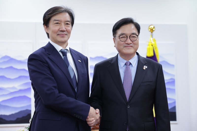 조국 조국혁신당 대표가 25일 서울 여의도 국회에서 우원식 국회의장을 예방하고 있다. 뉴스1