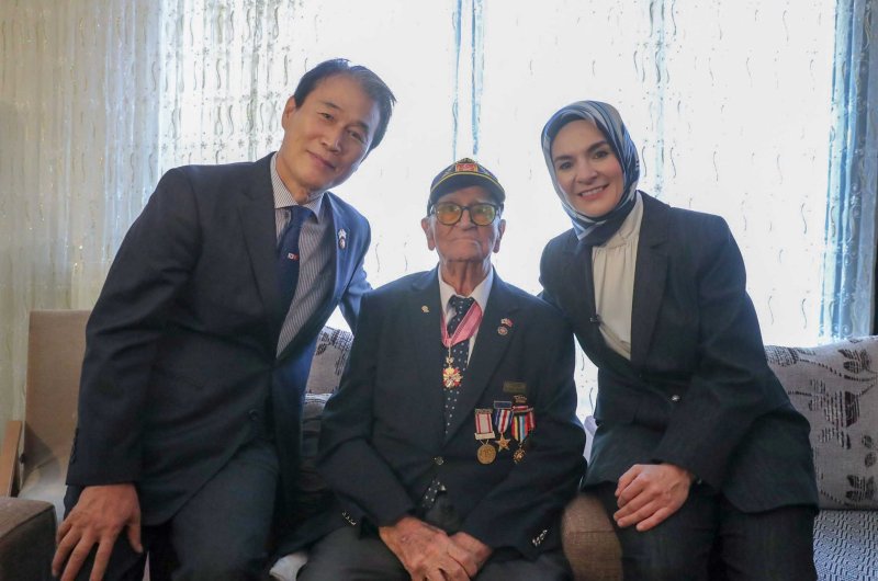 권오을 국가보훈부 장관이 지난 23일(현지시간) 튀르키예 앙카라에 거주하는 야사르 오르만 에켄 참전용사의 자택을 방문, 마히누르 외즈데미르 괵타스 가족사회부 장관과 기념촬영을 하고 있다. 국가보훈부 제공