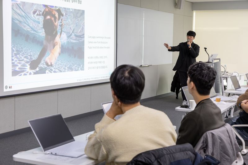 KT 임직원이 경기 성남 KT 판교 사옥에 마련된 'AI 캠퍼스'에서 실무형 AI 기반 업무 전환(AX) 역량 교육을 진행하고 있다. KT 제공