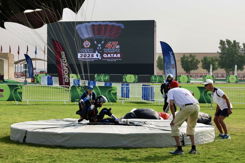 지난 16일(현지시간), 정밀강하 종목에서 특전사 소속 여군 대표팀 선수가 카타르 도하 쇼크핫 기지 내 정밀패드에 착지하고 있다. 특전사 제공