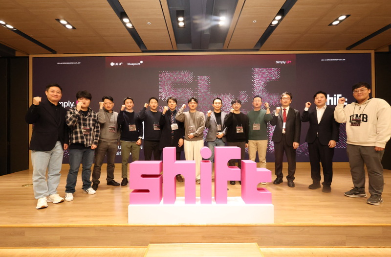 홍범식 LG유플러스 대표(왼쪽)이 쉬프트 2기에 선발된 스타트업 대표와 지난 24일 서울 LG유플러스 용산 사옥에서 열린 '쉬프트데이' 행사를 마치고 기념 촬영을 하고 있다. LG유플러스 제공