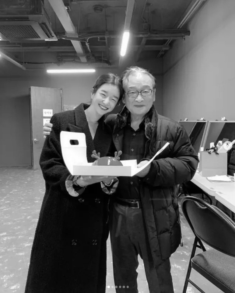 서예지, '할아버지' 이순재 손 꼭 잡은 사진으로 추모…"가장 존경하는 선생님"