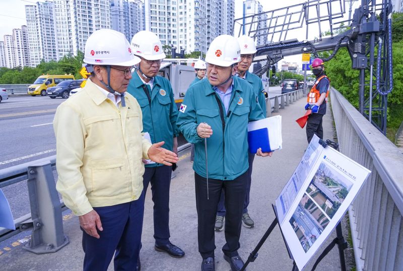 광주광역시는 행정안전부 주관 '집중안전점검 전국 시·도 평가'에서 3년 연속 우수기관으로 선정됐다고 25일 밝혔다. 사진은 강기정 광주시장이 지난 5월 20일 광산구 하남대교를 찾아 민관합동점검반과 함께 집중안전점검을 실시하고 있는 모습. 광주광역시 제공