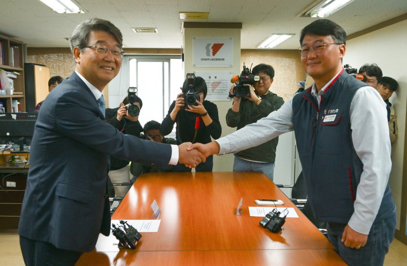 김지형 경제사회노동위원회 위원장이 지난달 25일 오전 서울 중구 민주노총에서 양경수 전국민주노동조합총연맹 위원장과 공식 회동을 하고 있다. 민주노총이 경사노위(당시 노사정위원회) 관계자와 공식 회동을 갖는 것은 1999년 2월 이후 처음이다. 공동취재