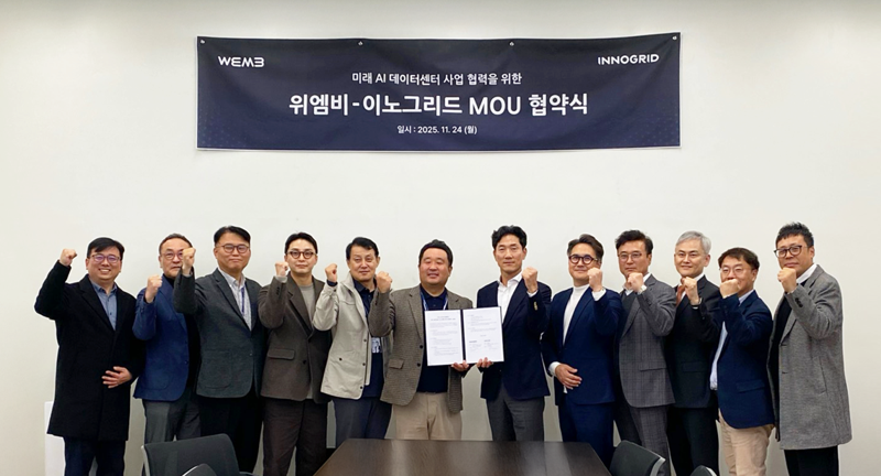 김명진 이노그리드 대표이사(왼쪽에서 여섯 번째)와 김수현 위엠비 대표(오른쪽에서 여섯 번째)가 지난 24일 서울 마포에 위치한 위엠비 사옥에서 AI 데이터 센터 관리 시장을 위한 업무협약(MOU)을 체결하고 기념 촬영을 하고 있다. 이노그리드 제공