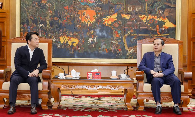 임현성 한국토지주택공사(LH) 베트남 지사장(왼쪽)이 24일 팜 호앙 썬 박닌성 신임 인민위원장을 예방하고 환담을 나누고 있다. 베트남 박닌성 제공