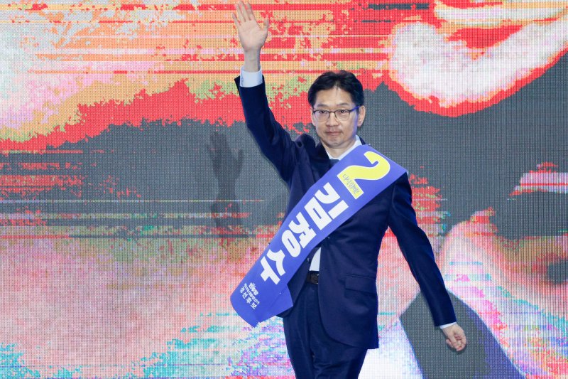 김경수 더불어민주당 대선 경선 후보가 20일 오후 경남 울산전시컨벤션센터에서 열린 영남권 합동연설회에 참석해 정견발표를 하기 전 인사하고 있다. 2025.4.20/뉴스1 ⓒ News1 안은나 기자