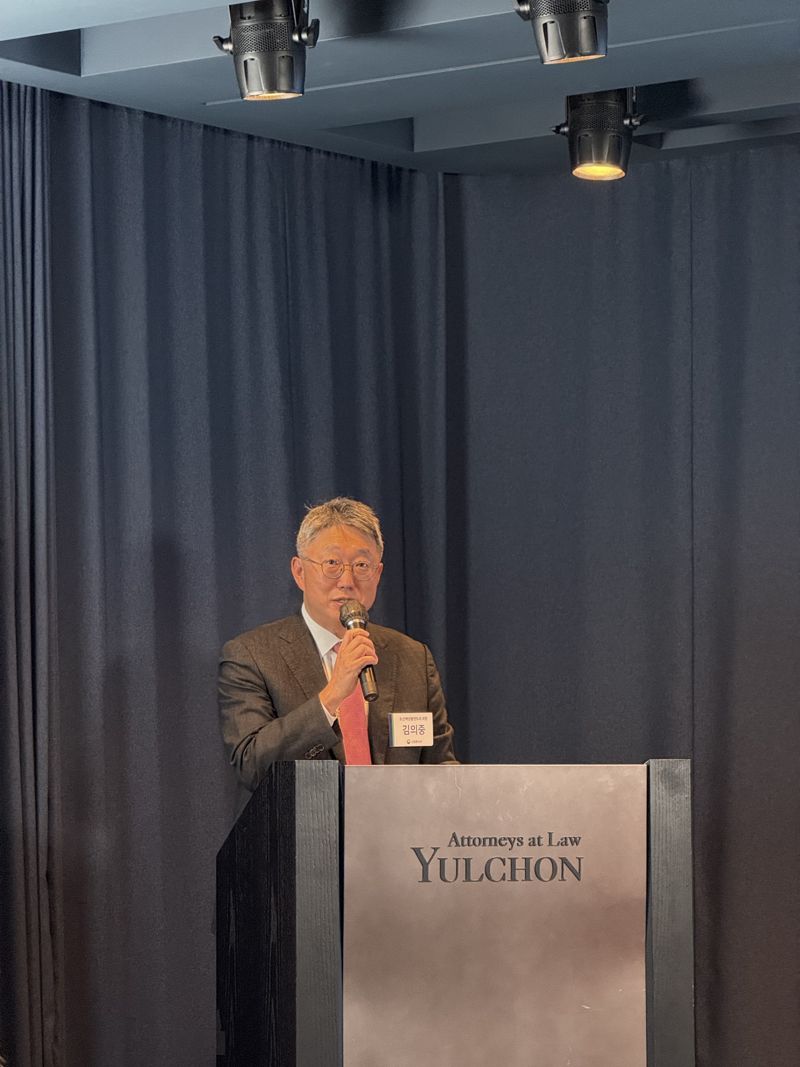 25일 김의중 산업통상부 바카라사이트 윈윈해양플랜트과장이 법무법인 율촌 세미나에서 강연하고 있다. 사진=강구귀 기자