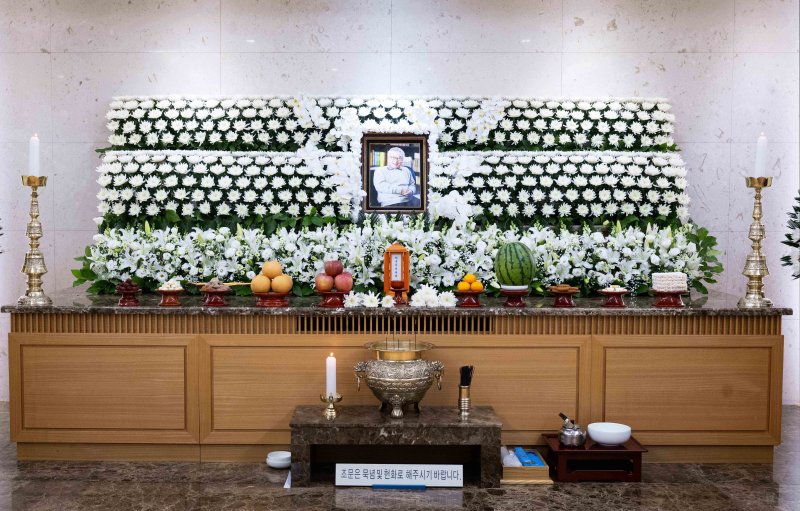 故이순재, 영정 속 인자한 미소…李대통령·나문희·최불암 근조화환