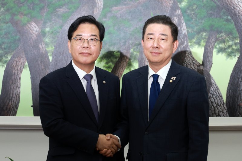 [서울=뉴시스] 고승민 기자 = 김병기 더불어민주당 원내대표와 송언석 국민의힘 원내대표가 25일 서울 여의도 국회에서 바카라사이트 안내을 하며 악수하고 있다. 2025.11.25. kkssmm99@newsis.com