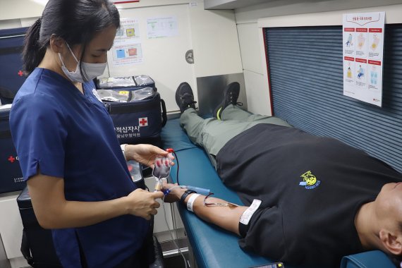 롯데이노베이트 임직원이 ‘사랑의 헌혈버스’에 올라 헌혈하고 있다. 롯데이노베이트 제공