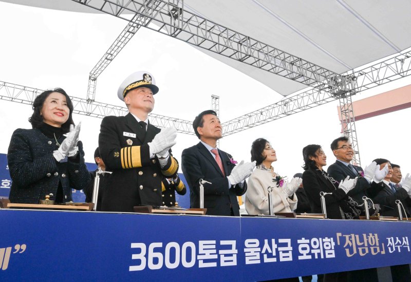 강동길 해군참모총장을 비롯한 내외빈들이 25일 경남 고성군 SK오션플랜트에서 열린 울산급 Batch-Ⅲ 3번함 전남함 진수식에서 안전항해를 기원하는 의식을 하고 있다. 해군 제공