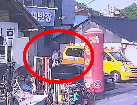 지연이가 관장 어깨에 업혀 축 늘어진 채 합기도 체육관 차로 향하고 있다. 사진=한승곤 기자·가족제공