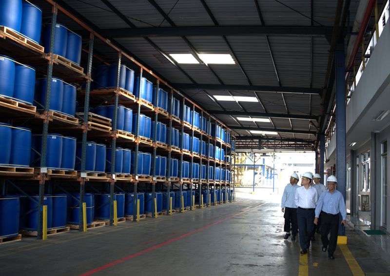 표경원 애경케미칼 대표(앞줄 왼쪽)를 비롯한 애경케미칼 임직원들이 새롭게 인수한 에보닉 공장을 둘러보고 있다. 애경그룹 제공