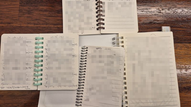 피해 아동 어머니가 매일 기록하고 있는 치료 관련 기록들. 사진=한승곤 기자