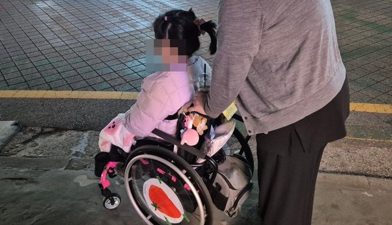 지난 20일 지연(가명·9)이가 기자와 인터뷰를 마치고 어머니와 함께 병원으로 복귀하고 있다. 사진=한승곤 기자