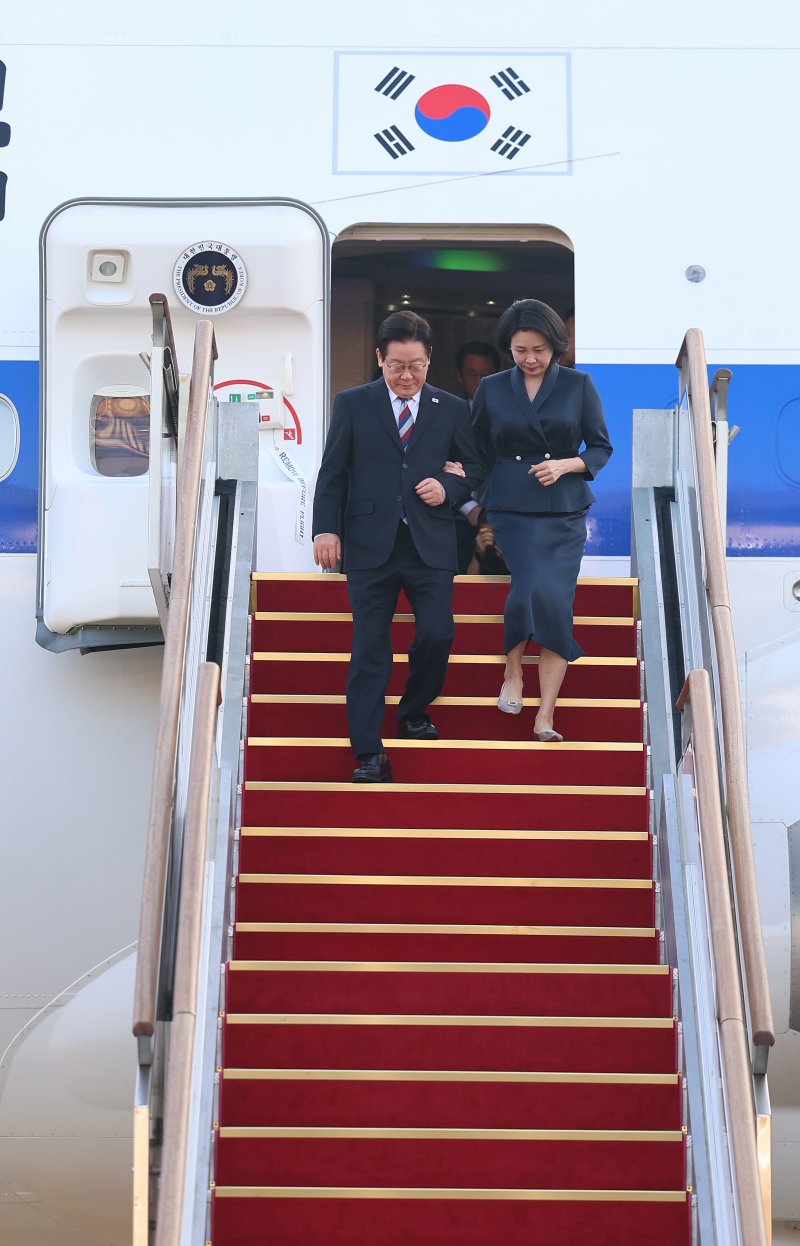 G20 정상회의 등 중동·아프리카 순방 일정을 마친 이재명 대통령과 김혜경 여사가 26일 경기 성남공항에 도착해 공군1호기에서 내리고 있다. 뉴시스