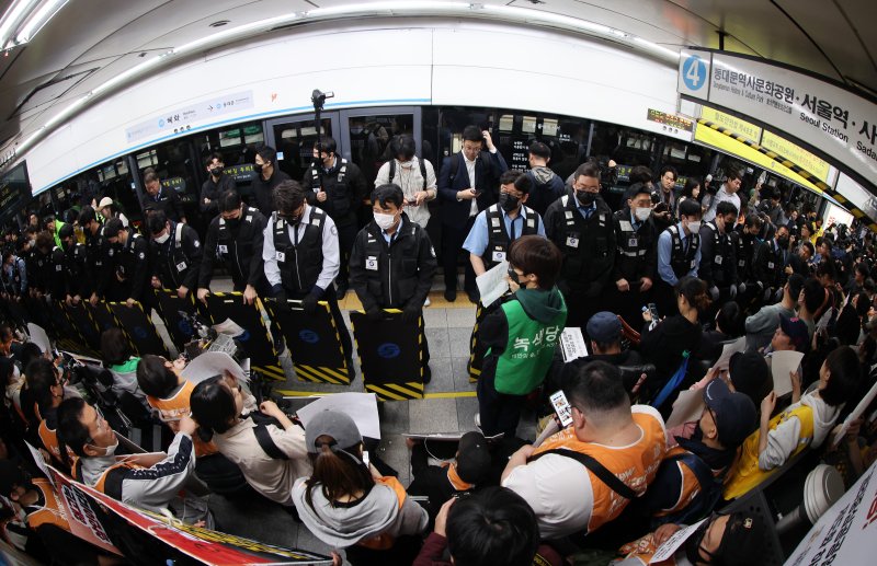 21일 서울 지하철 4호선 혜화역 동대문 방면 승강장에서 열린 제62차 '출근길 지하철 탑니다' 시위에서 전국장애인차별철폐연대(전장연) 회원들이 경찰·서울교통공사 직원 등과 대치하고 있다. 2025.4.21/뉴스1 ⓒ News1 이동해 기자 /사진=뉴스1