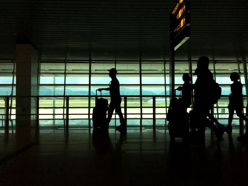 수십 차례 일등석 항공권 예매하고 취소한 40대 공무원, 알고 보니...