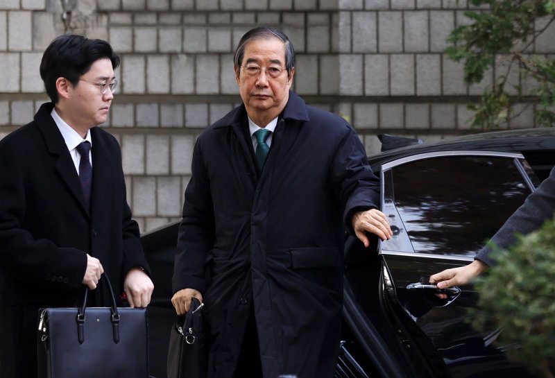 [서울=뉴시스] 홍효식 기자 = 12·3 비상계엄 관련 내란 방조 등 혐의를 받는 한덕수 전 국무총리가 26일 서울 서초구 서울중앙지방법원에서 열린 결심 공판에 출석하고 있다. 2025.11.26. yesphoto@newsis.com