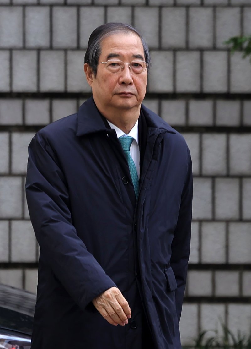 [서울=뉴시스] 홍효식 기자 = 12·3 비상계엄 관련 내란 방조 등 혐의를 받는 한덕수 전 국무총리가 26일 서울 서초구 서울중앙지방법원에서 열린 결심 공판에 출석하고 있다. 2025.11.26. yesphoto@newsis.com