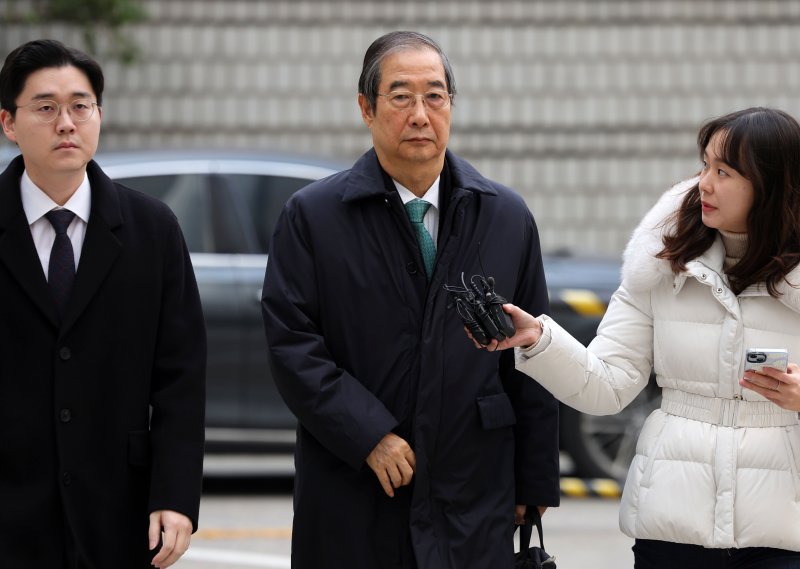 [서울=뉴시스] 홍효식 기자 = 12·3 비상계엄 관련 내란 방조 등 혐의를 받는 한덕수 전 국무총리가 26일 서울 서초구 서울중앙지방법원에서 열린 결심 공판에 출석하고 있다. 2025.11.26. yesphoto@newsis.com