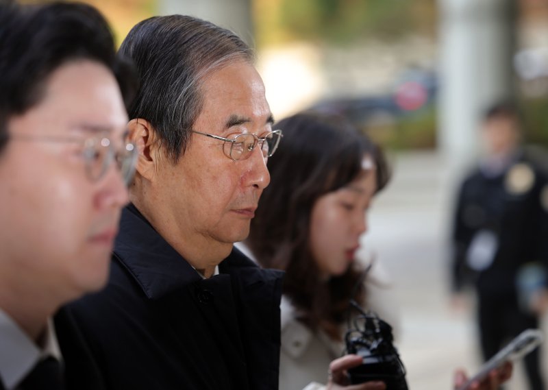 [서울=뉴시스] 홍효식 기자 = 12·3 비상계엄 관련 내란 방조 등 혐의를 받는 한덕수 전 국무총리가 26일 서울 서초구 서울중앙지방법원에서 열린 결심 공판에 출석하고 있다. 2025.11.26. yesphoto@newsis.com