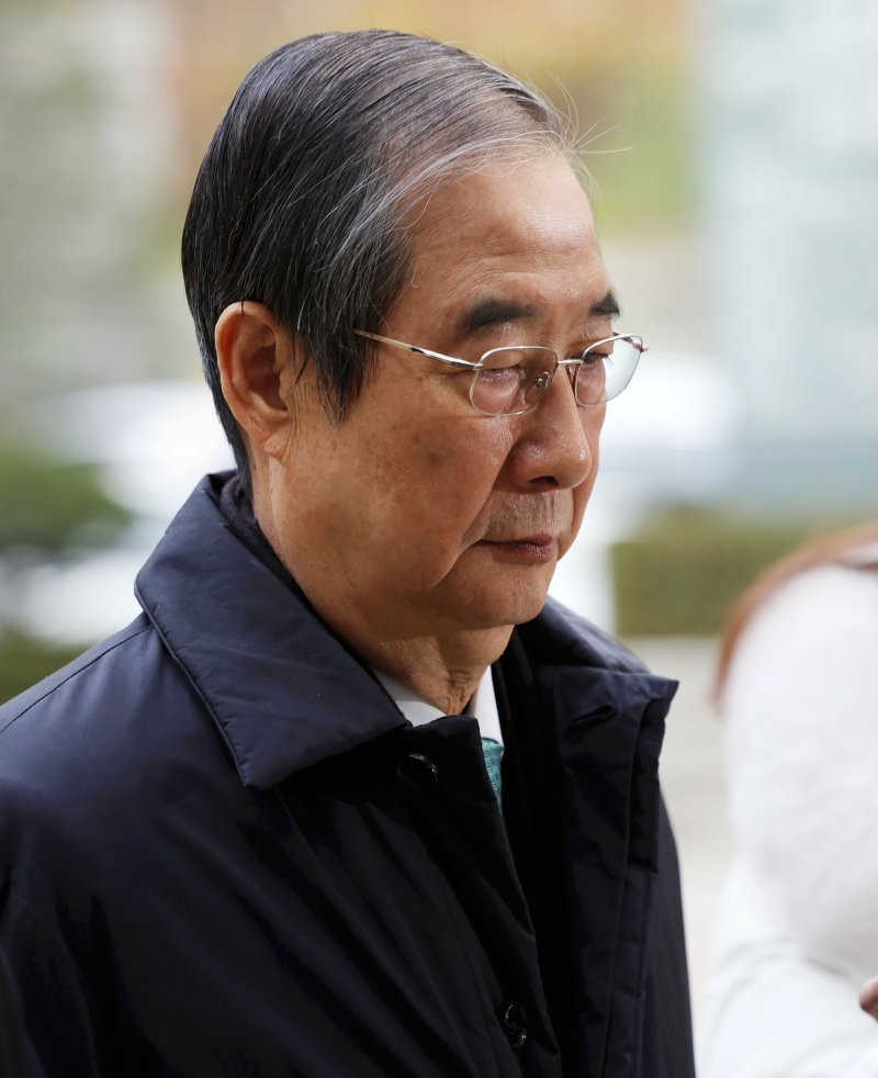 [서울=뉴시스] 홍효식 기자 = 12·3 비상계엄 관련 내란 방조 등 혐의를 받는 한덕수 전 국무총리가 26일 서울 서초구 서울중앙지방법원에서 열린 결심 공판에 출석하고 있다. 2025.11.26. yesphoto@newsis.com