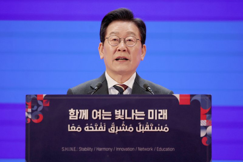 [카이로=뉴시스] 최동준 기자 = 이집트를 공식 방문 중인 이재명 대통령이 20일(현지 시간) 카이로대학교에서 '함께 여는 빛나는 미래'라는 주제로 연설하고 있다. 2025.11.21. photocdj@newsis.com